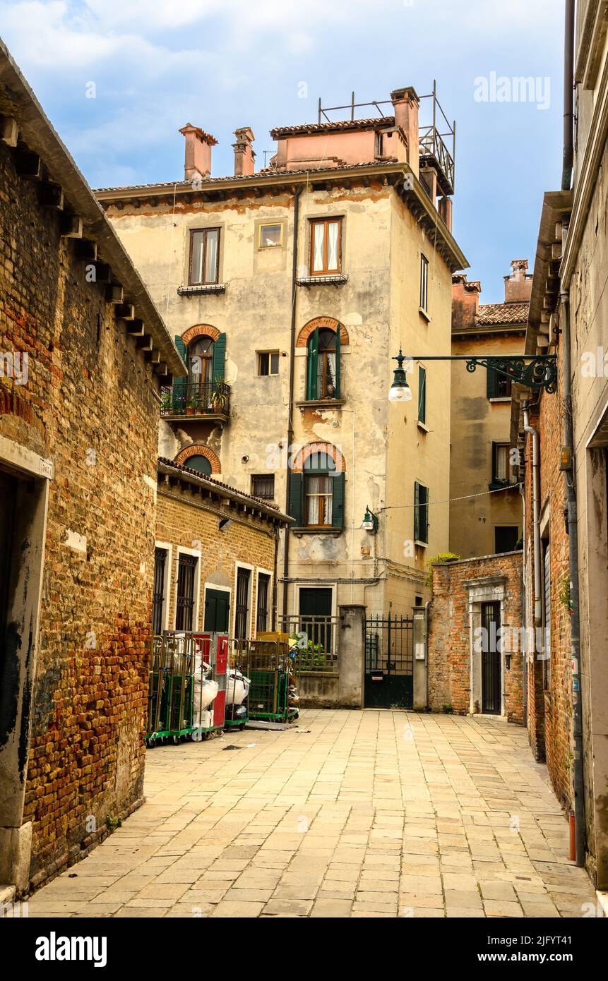 Calle en Sestiere Castello - Venecia, Italia Foto de stock
