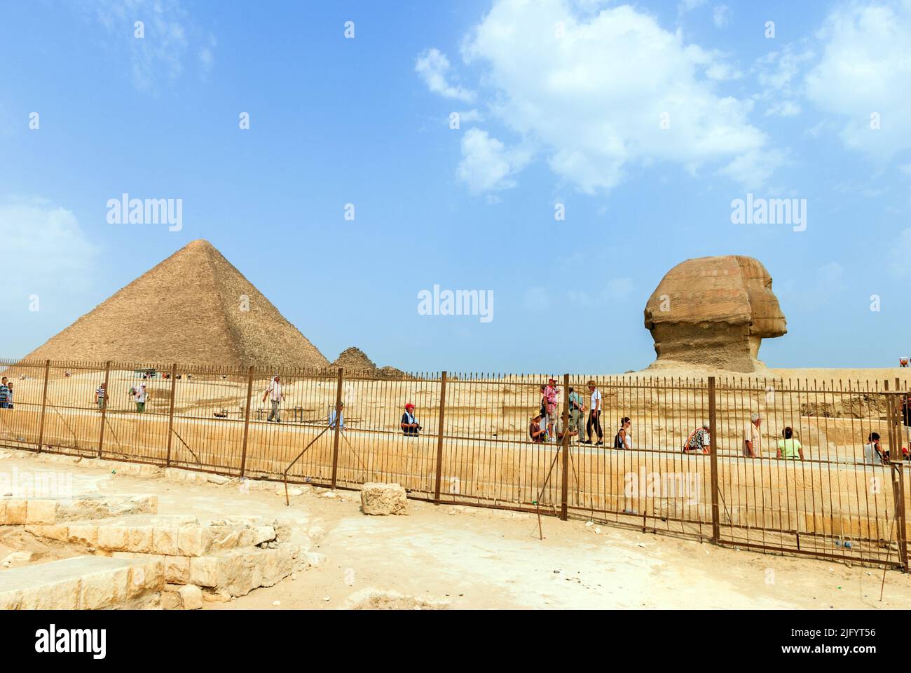 La gran Esfinge de Giza y la pirámide de Cheops - Necrópolis de Giza - Bajo Egipto Foto de stock