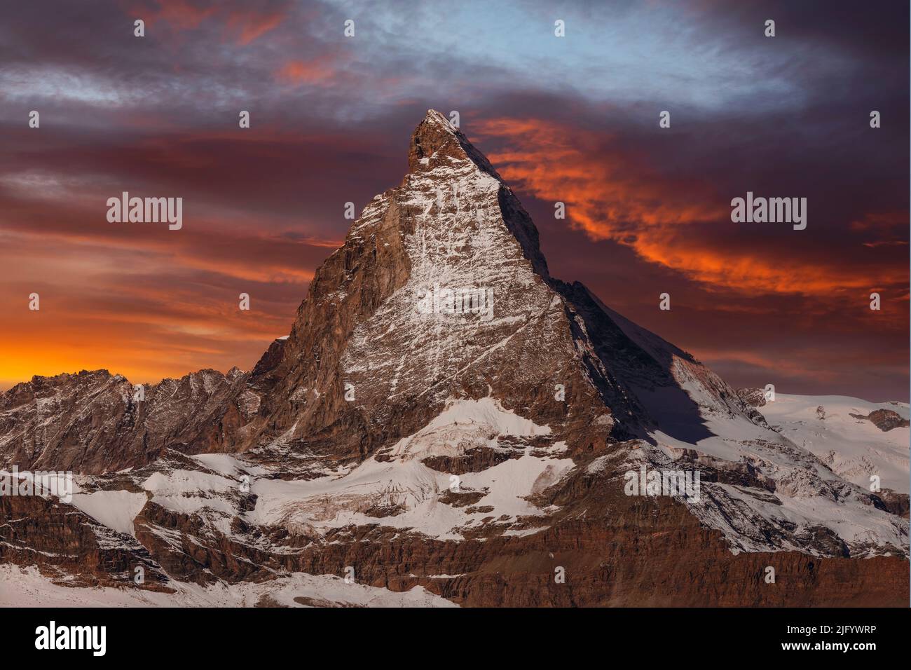 Matterhorn, 4478m, al amanecer, Zermatt, Valais, Alpes suizos, Suiza, Europa Foto de stock