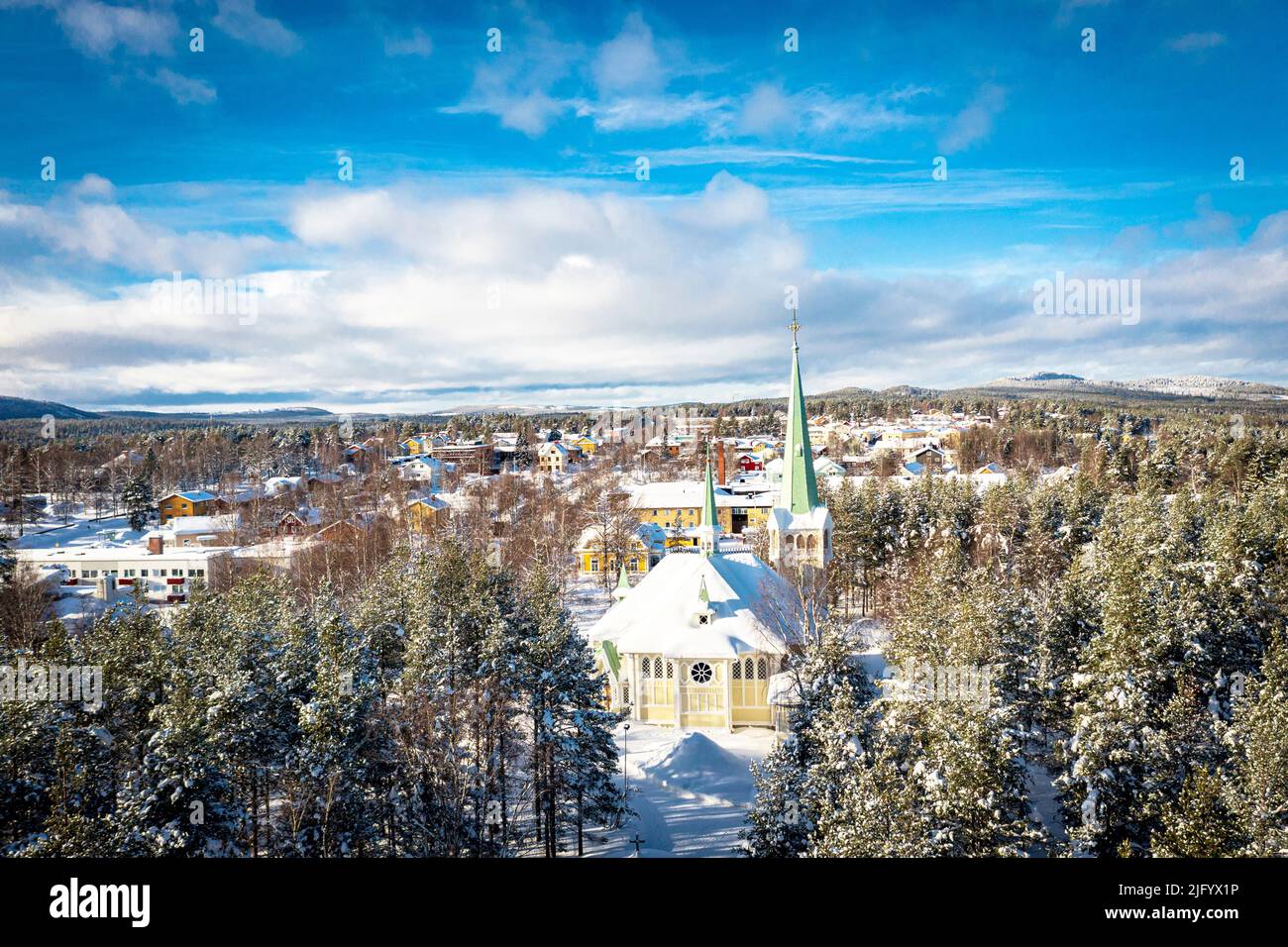 Vista aérea de la iglesia de Jokkmokk y el bosque cubierto de nieve, Norrbotten County, Laponia, Suecia, Escandinavia, Europa Foto de stock