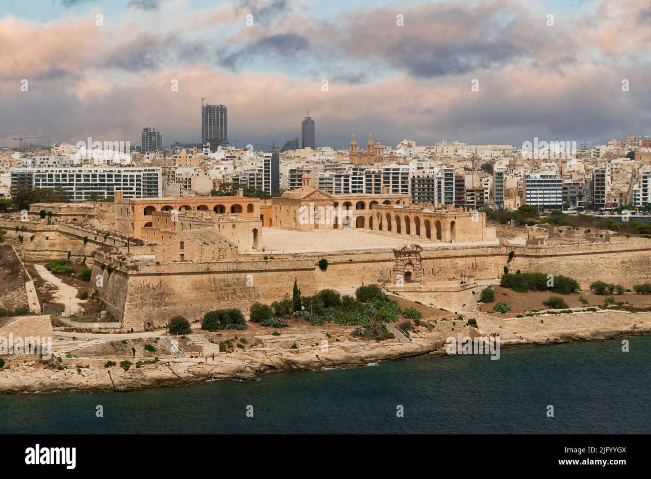 La arquitectura barroca del siglo 18th de Fort Manoel por el mar, la fortificación del bastión de estrellas al noroeste de la capital maltesa, Valletta, Malta, Mediterráneo Foto de stock