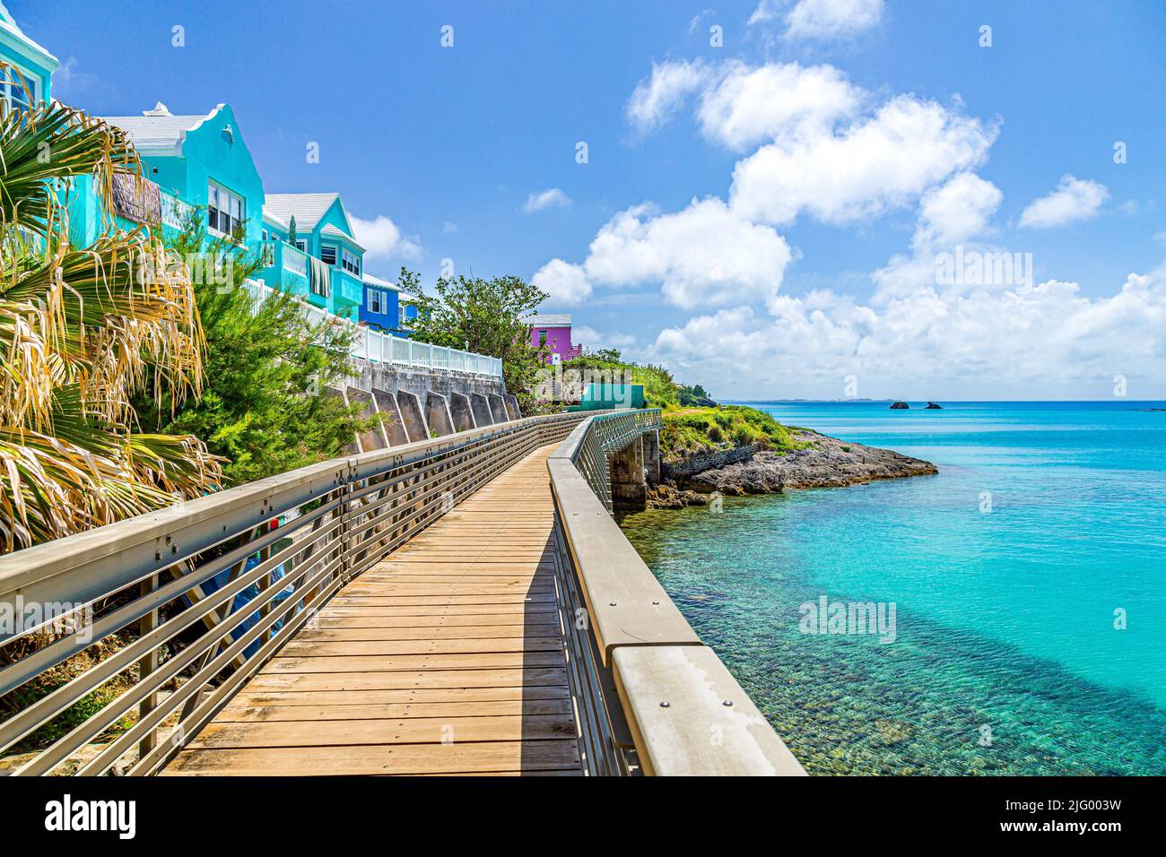 Un puente peatonal en el sendero del Ferrocarril en Bailey's Bay en la costa norte, Bermudas, Atlántico, América Central Foto de stock