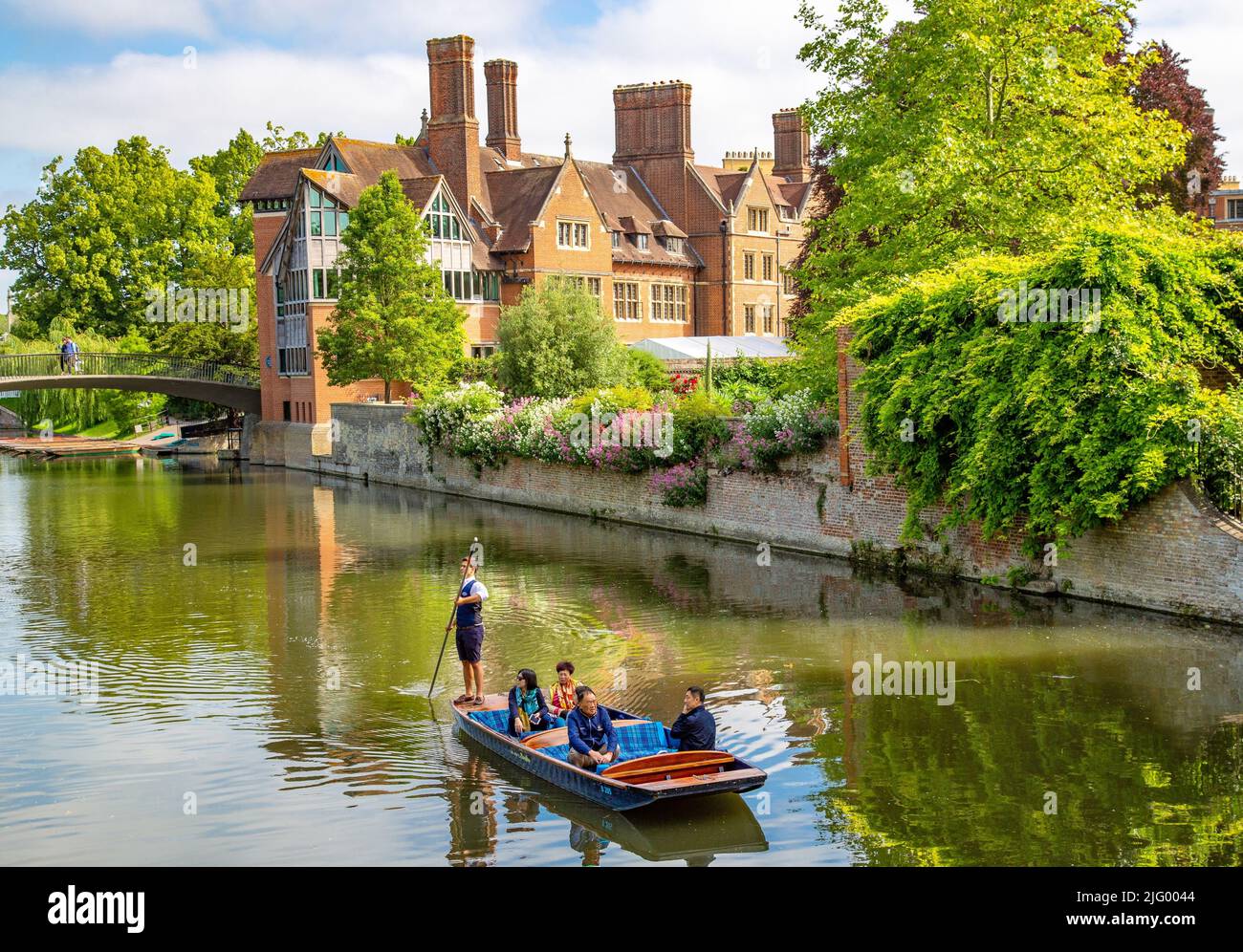 Golpear en el río Cam cerca de la Biblioteca Jerwood, Trinity Hall College, Cambridge, Cambridgeshire, Inglaterra, Reino Unido, Europa Foto de stock