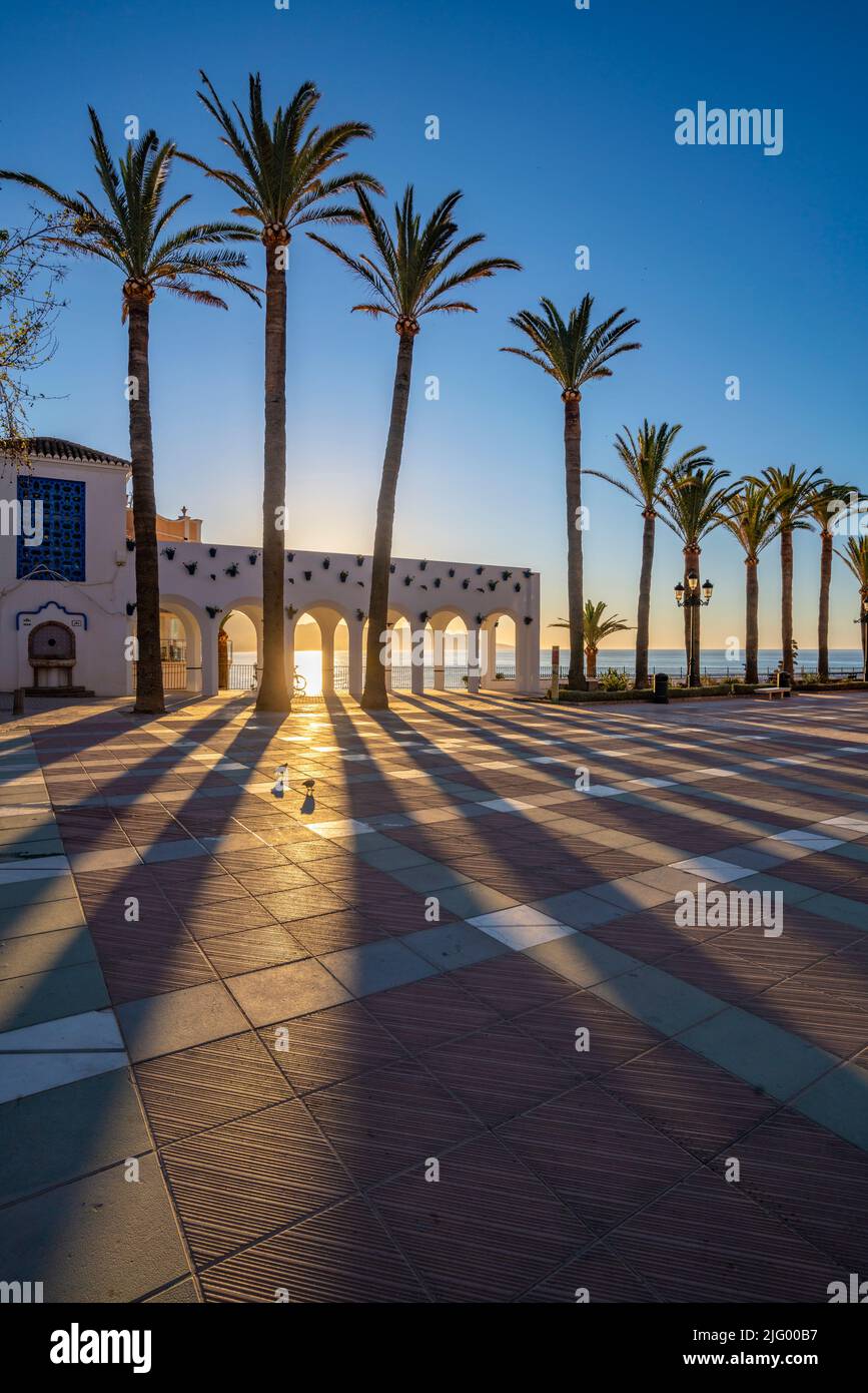 Vista de la Plaza Balcón de Europa al amanecer en Nerja, Costa del Sol, provincia de Málaga, Andalucía, España, Mediterráneo, Europa Foto de stock