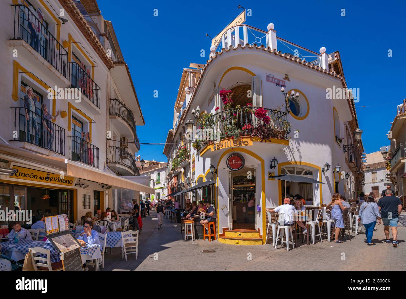 Vista de cafés y restaurantes en el casco antiguo de Nerja, Nerja, Costa del Sol, provincia de Málaga, Andalucía, España, Mediterráneo, Europa Foto de stock