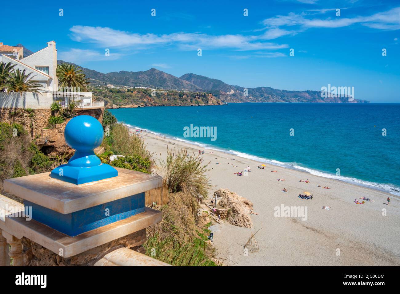 Vista de Playa de Burriana y costa en Nerja, Costa del Sol, Málaga, Andalucía, España, Mediterráneo, Europa Foto de stock