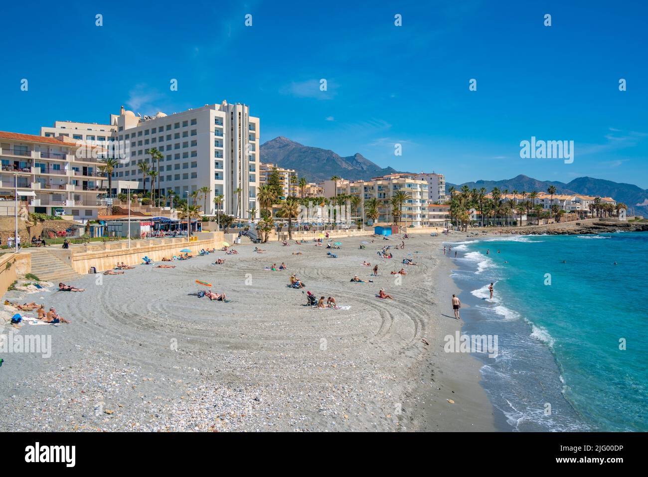 Vista de la playa, hoteles y costa en Nerja, Nerja, provincia de Málaga, Andalucía, España, Mediterráneo, Europa Foto de stock