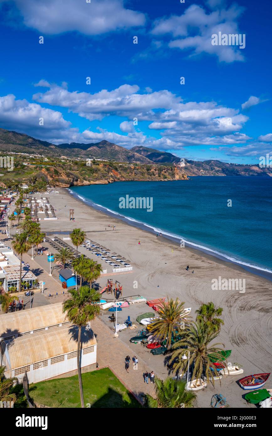 Vista de Playa de Burriana y Mar Mediterráneo, Nerja, Costa del Sol, provincia de Málaga, Andalucía, España, Mediterráneo, Europa Foto de stock