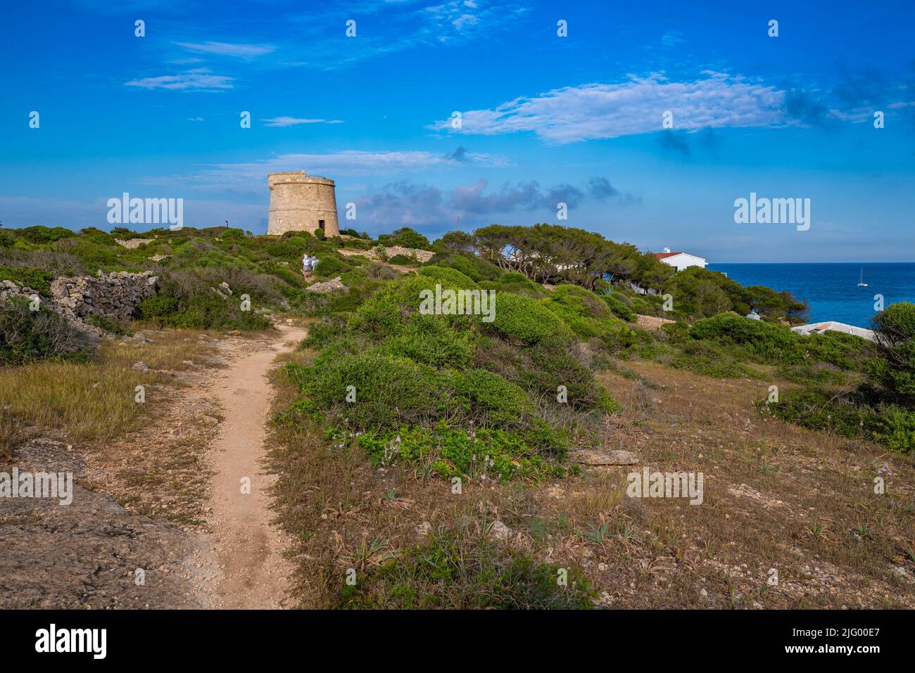 Vista de Torre de Son Ganxo y faro en Illa de I'Aire, Punta Prima, Menorca, Islas Baleares, España, Mediterráneo, Europa Foto de stock