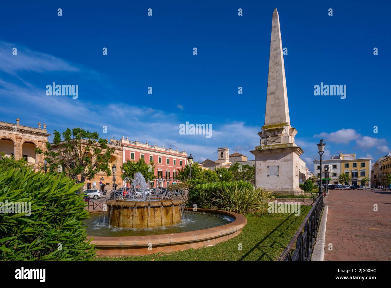 Vista del Obelisco de Ciutadella en la Plaza des Born, Ciutadella, Menorca, Islas Baleares, España, Mediterráneo, Europa Foto de stock