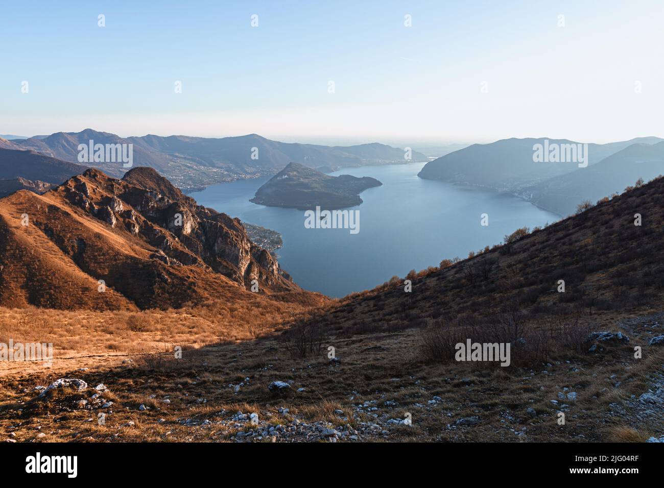Vista del lago Iseo al atardecer, con los alpes enmarcando, cerca de la ciudad de Zone, Italia - Febrero 2022. Foto de stock