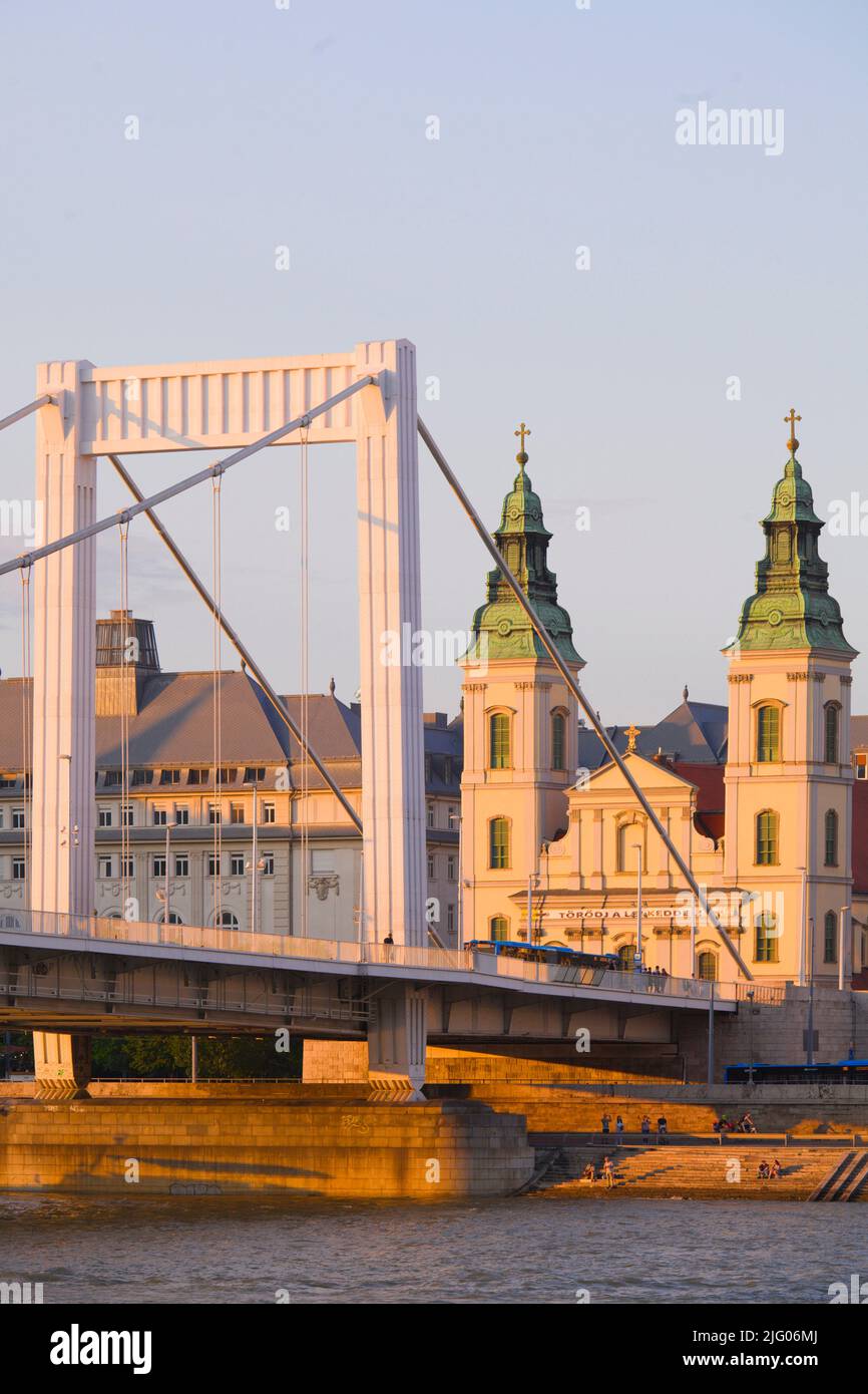 Hungría, Budapest, Inner City Parish Church, Puente Elisabeth, Río Danubio, Foto de stock