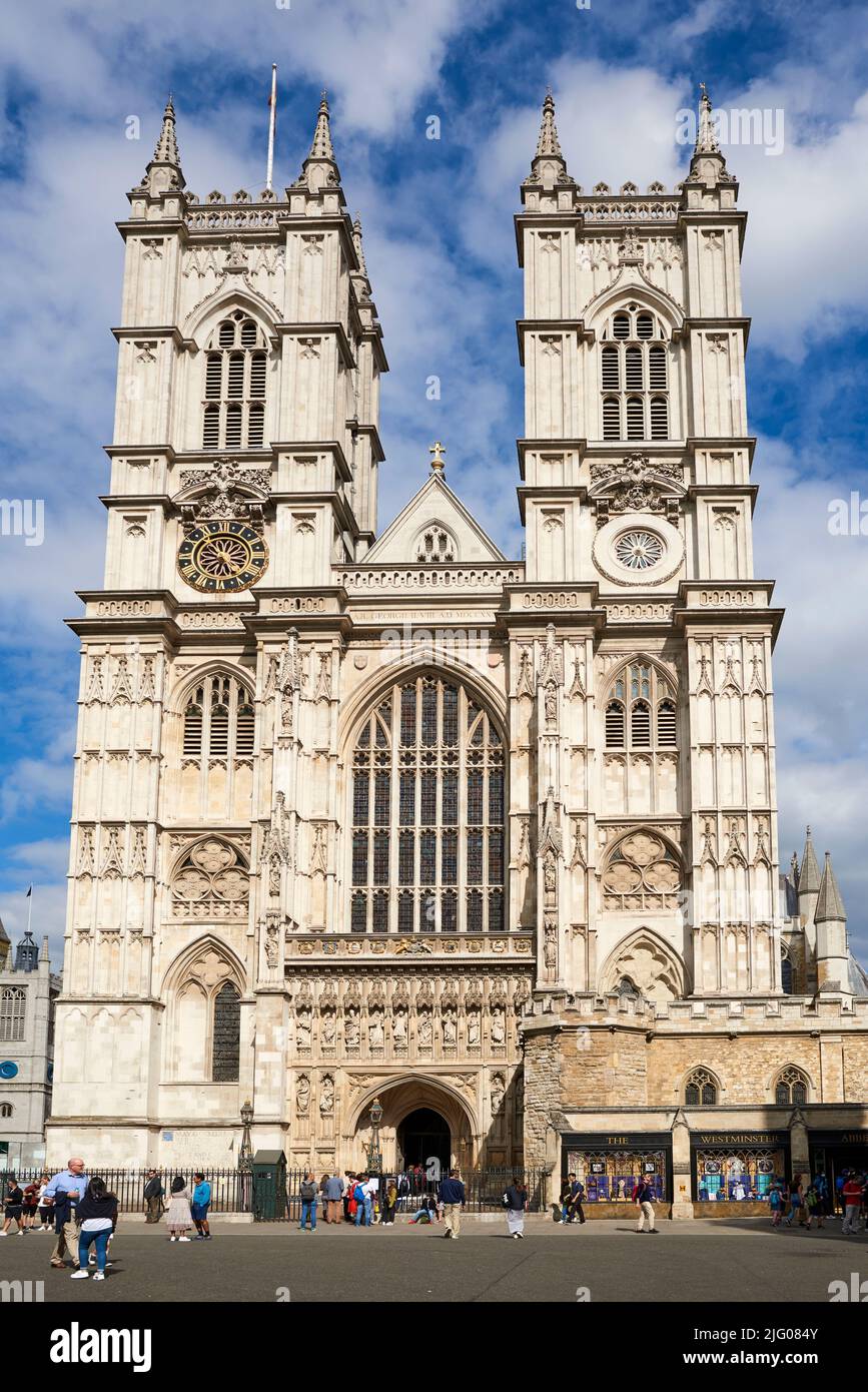 Las torres del siglo 18th en la fachada occidental de la Abadía de Westminster, en el centro de Londres, diseñado por Nicolas Hawksmoor Foto de stock