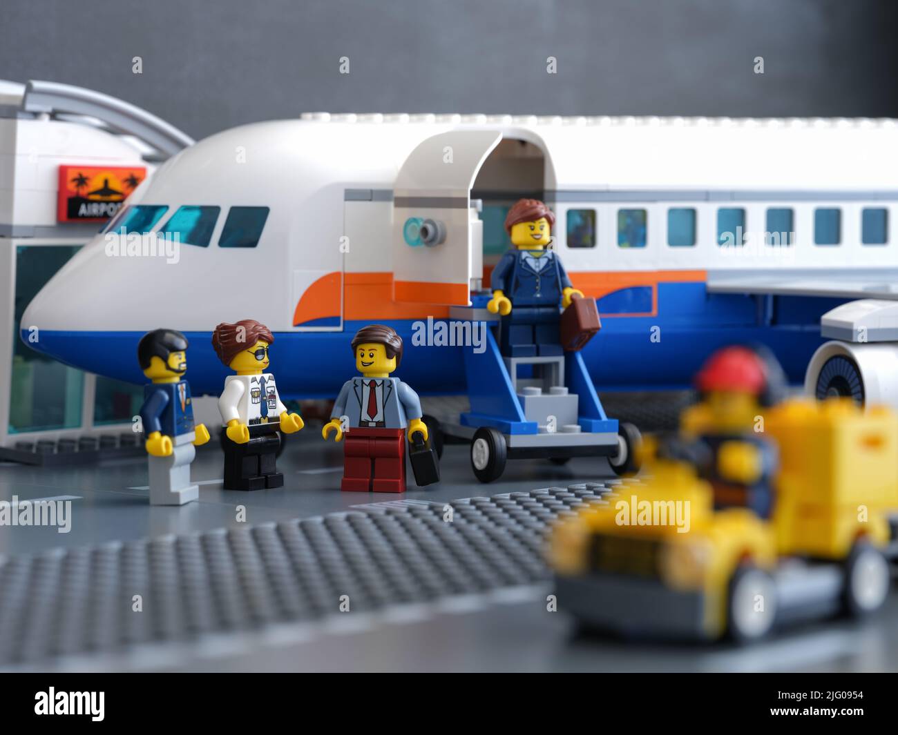 Tambov, Federación de Rusia - 30 de junio de 2022 Los empresarios de Lego minifigigos salen de un jet privado en un aeropuerto. Foto de stock