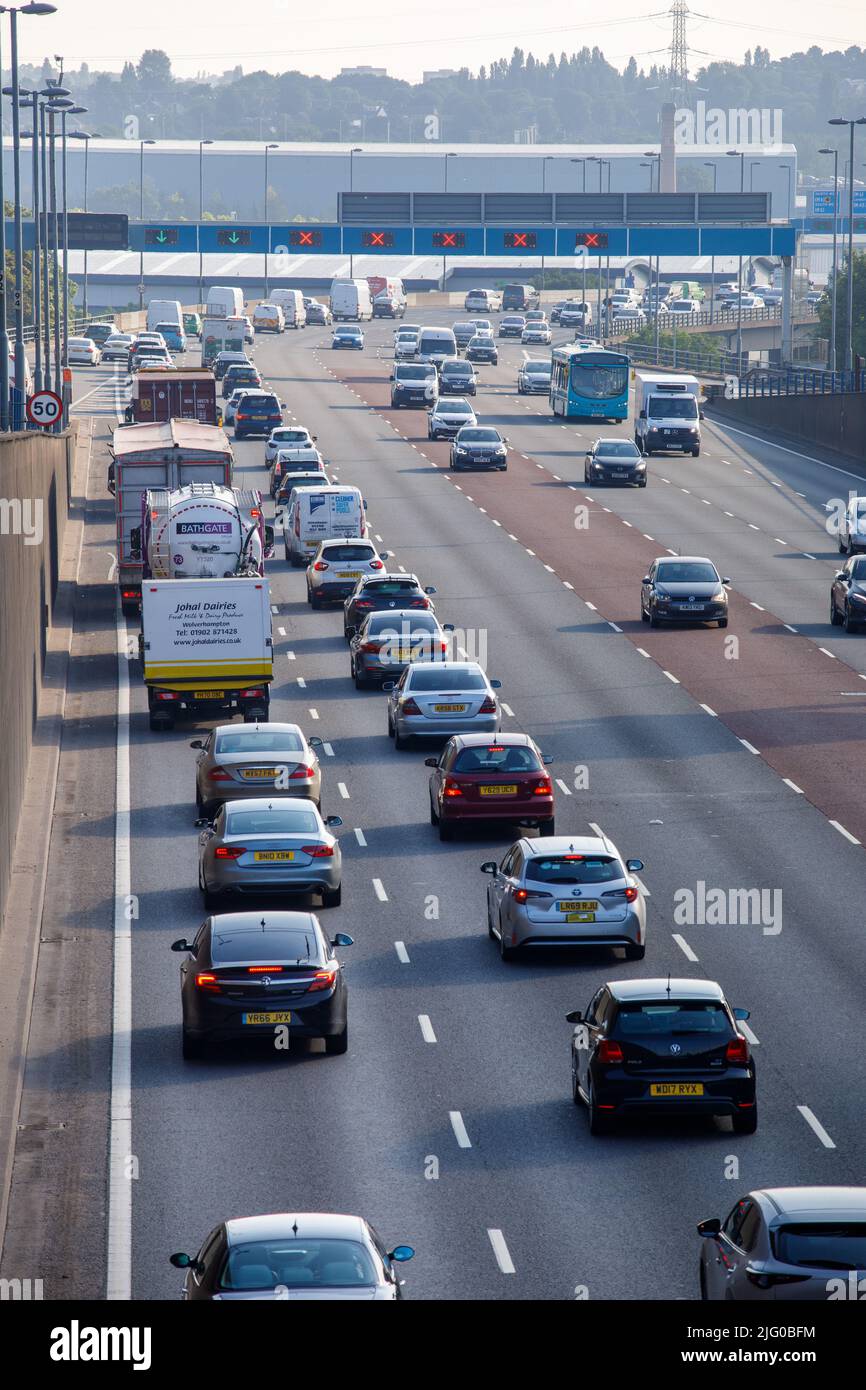 Una concurrida Aston Expressway, la carretera principal a Birmingham desde la autopista M6 durante el día 2 de la huelga ferroviaria nacional Foto de stock