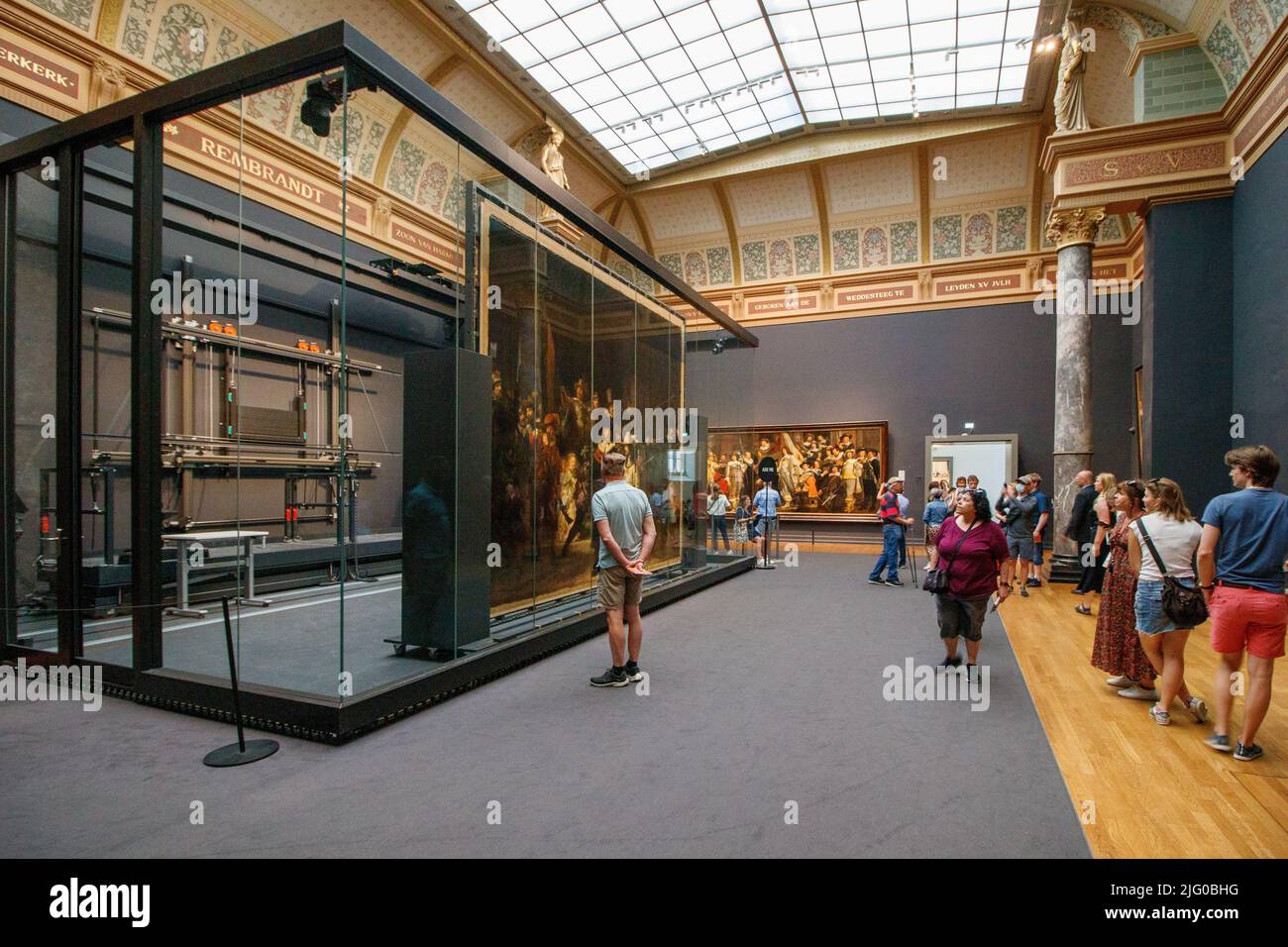 Visitantes que visitan el Rembrant Rijksmuseum, Ámsterdam. Foto de stock