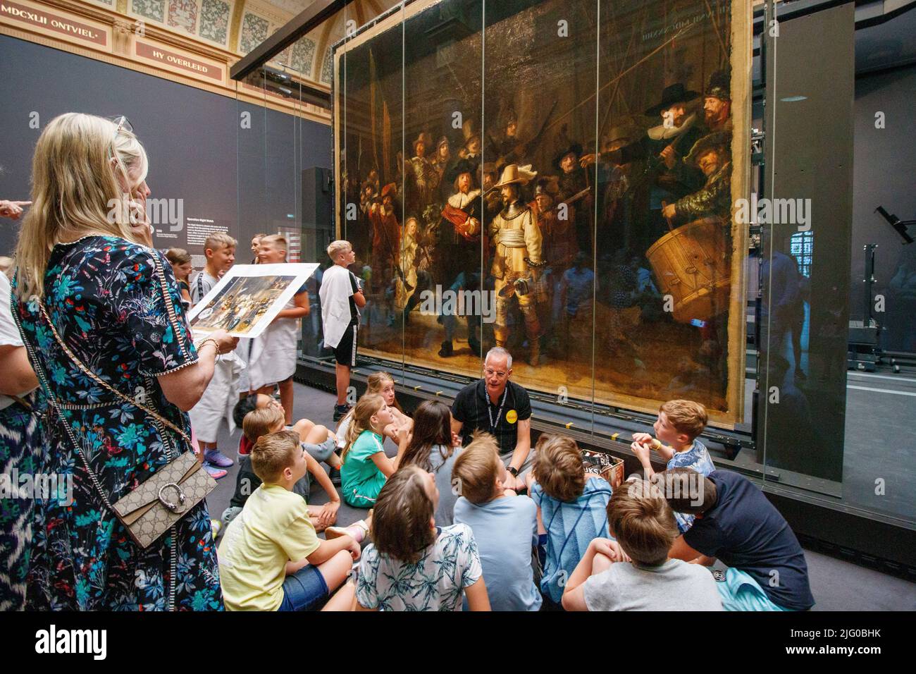 Visitantes que visitan el Rembrant Rijksmuseum, Ámsterdam. Foto de stock