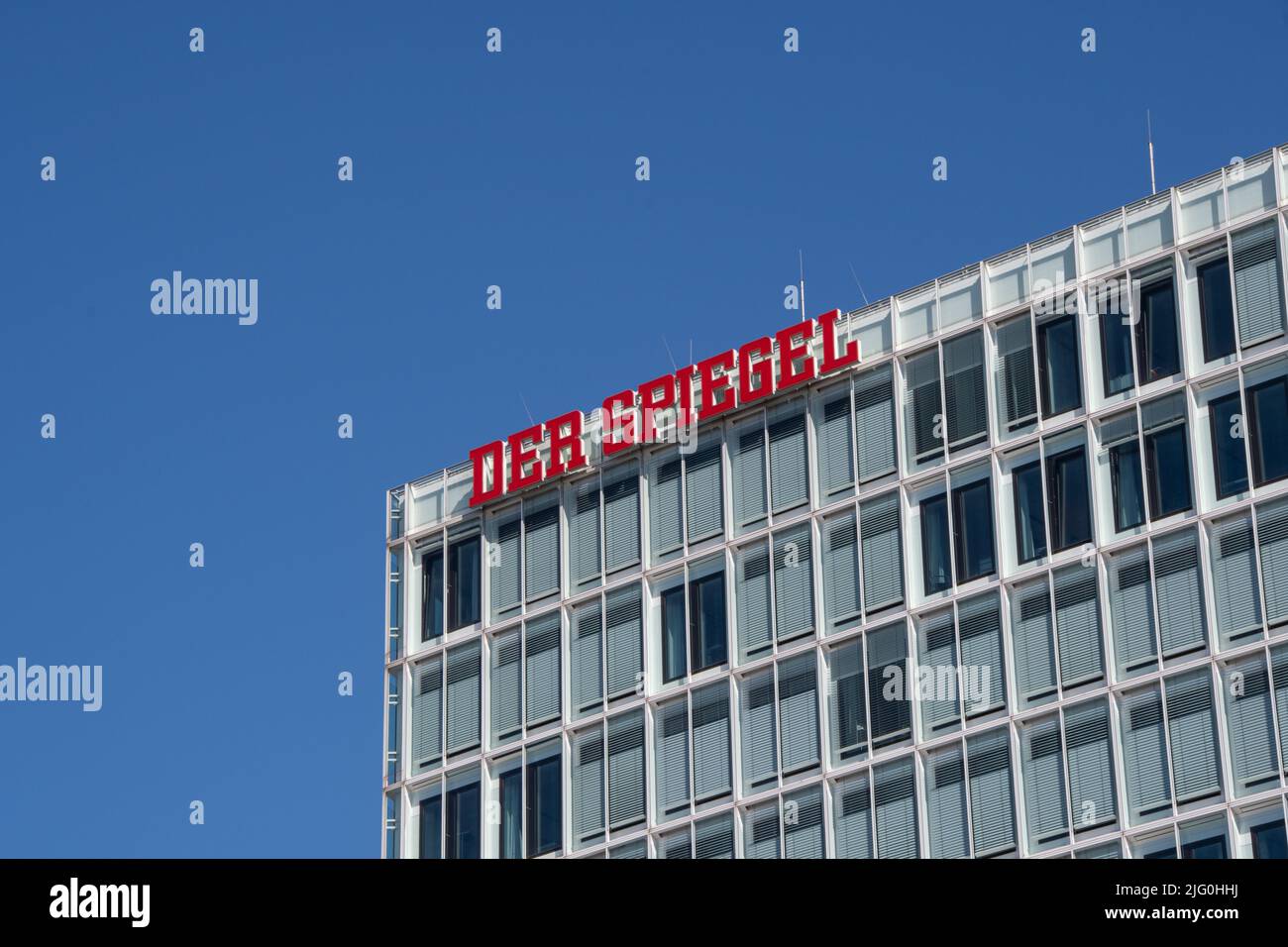 Hamburgo, Alemania 22 de junio de 2022, el logotipo de la revista de noticias alemana 'Der Spiegel' delante de la sede en Hamburgo Foto de stock