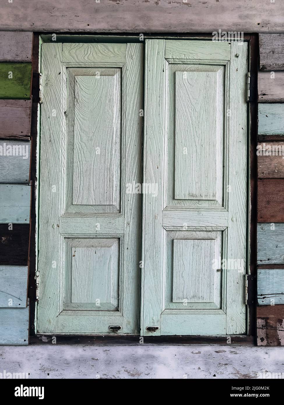 Antiguo marco de madera gris ventana pintado de vintage blanco con paredes  de madera contrachapada de colores antiguos. Marco de ventana antiguo y  paneles antiguos. Viejo ventana cerrada y tablón Fotografía de