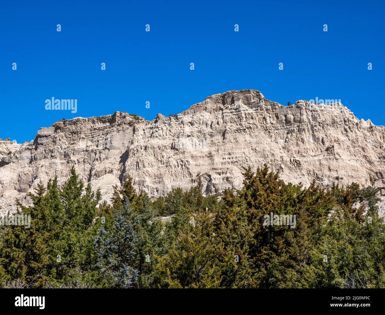 Vista de la pared de un acantilado de roca desde la ruta Cliff Shelf Nature Trail en el Parque Nacional Badlands en Dakota del Sur, EE.UU Foto de stock