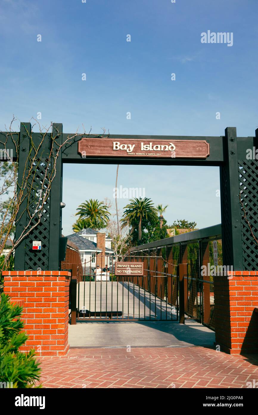Bay Island es una comunidad privada en una pequeña isla situada a mitad de camino en la Península de Balboa en Newport Beach, California. EE.UU Foto de stock