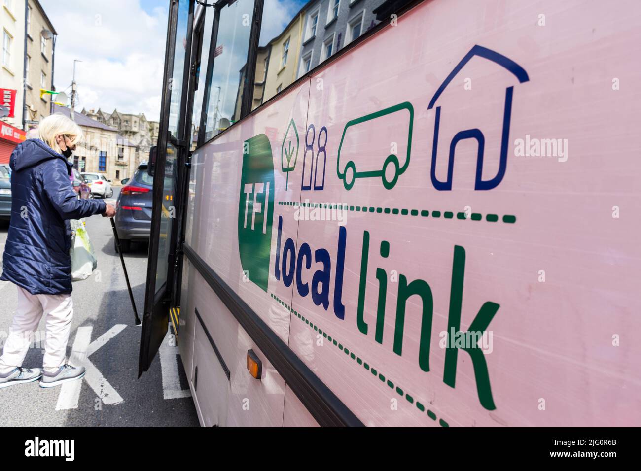 Programa de Transporte Rural/TFI Local Link Bus en la ciudad de Donegal, Condado de Donegal, Irlanda. Los pasajeros suben al autobús. Foto de stock