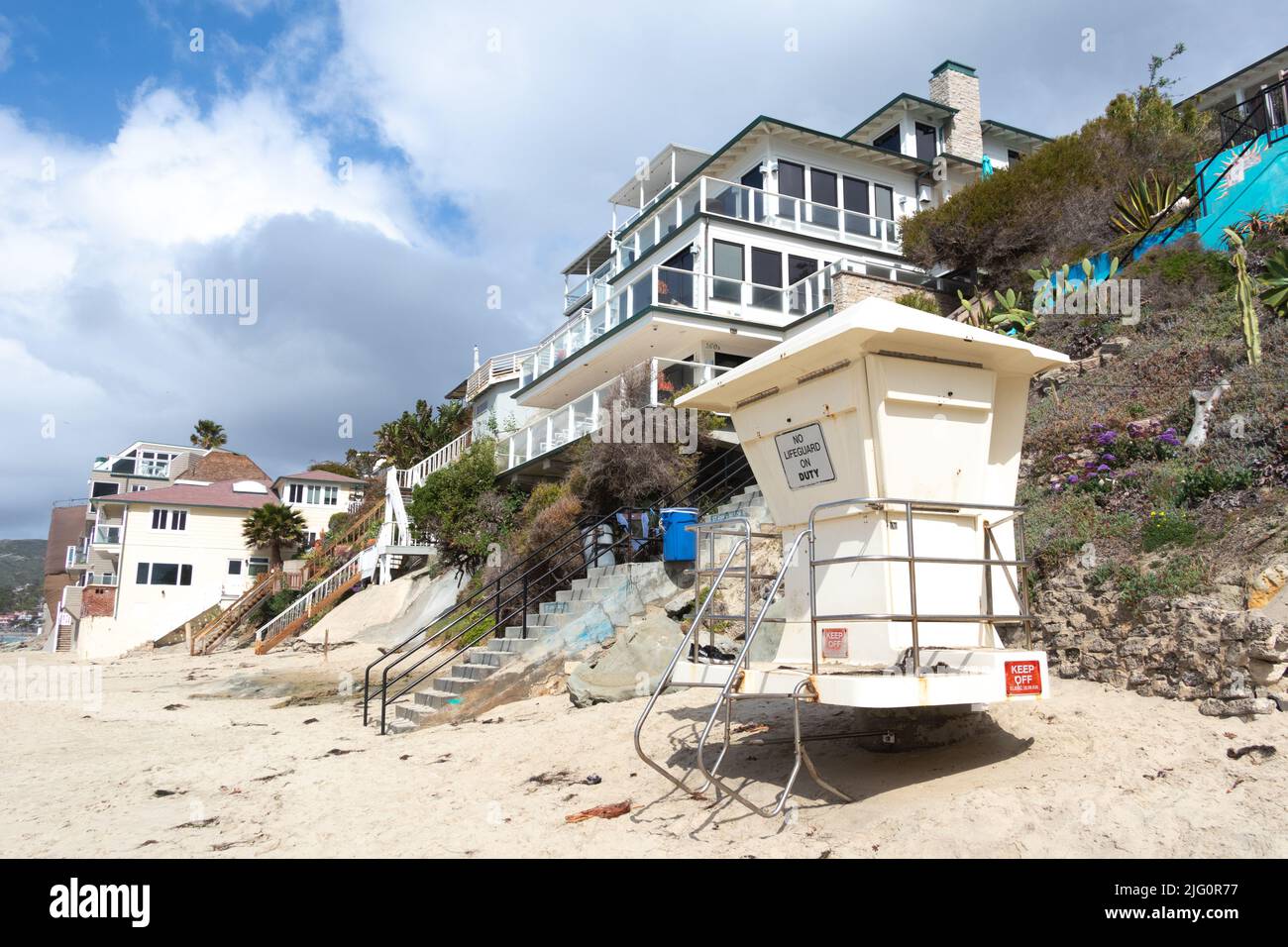 Icónica cabaña socorrista en la playa frente a casas frente al mar en Laguna Beach, California del Sur de Estados Unidos Foto de stock
