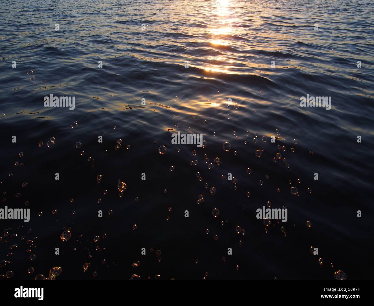 Burbujas sopladas flotando en el agua Foto de stock