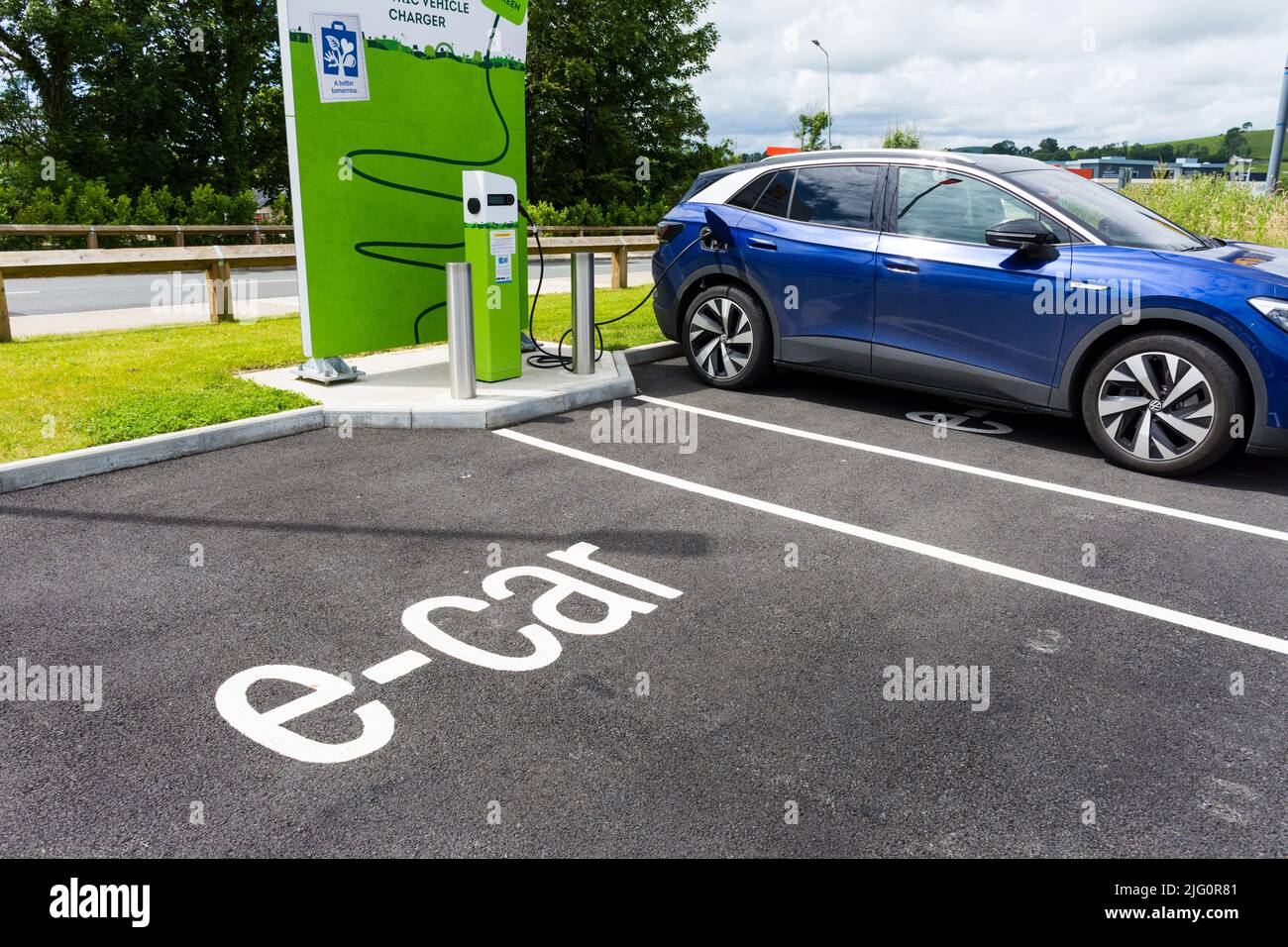 Coche eléctrico, e car, punto de carga en Donegal Town, Irlanda. Foto de stock