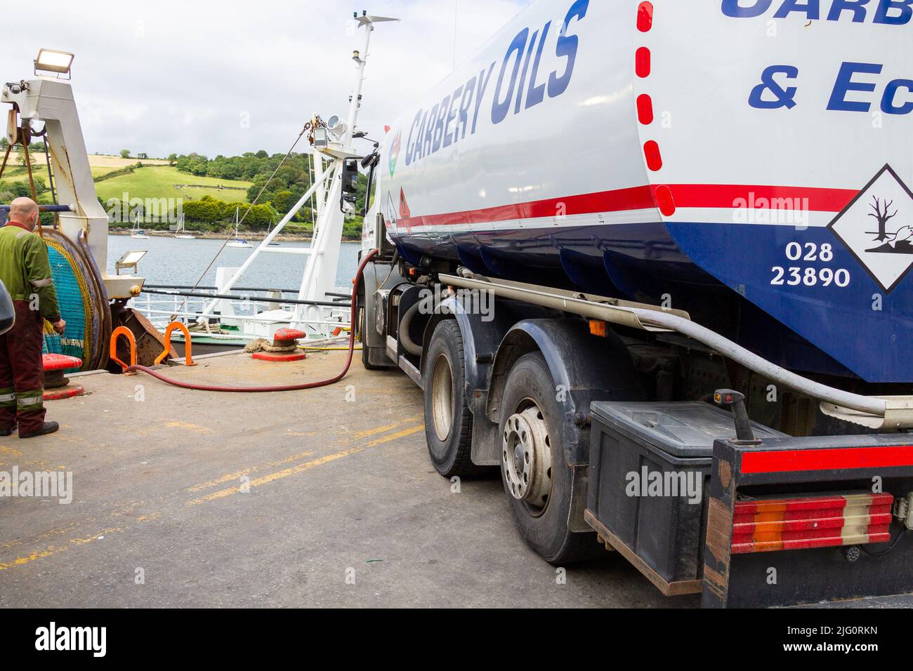 Pesca Trawler Tomando combustible diesel del camión cisterna. Foto de stock