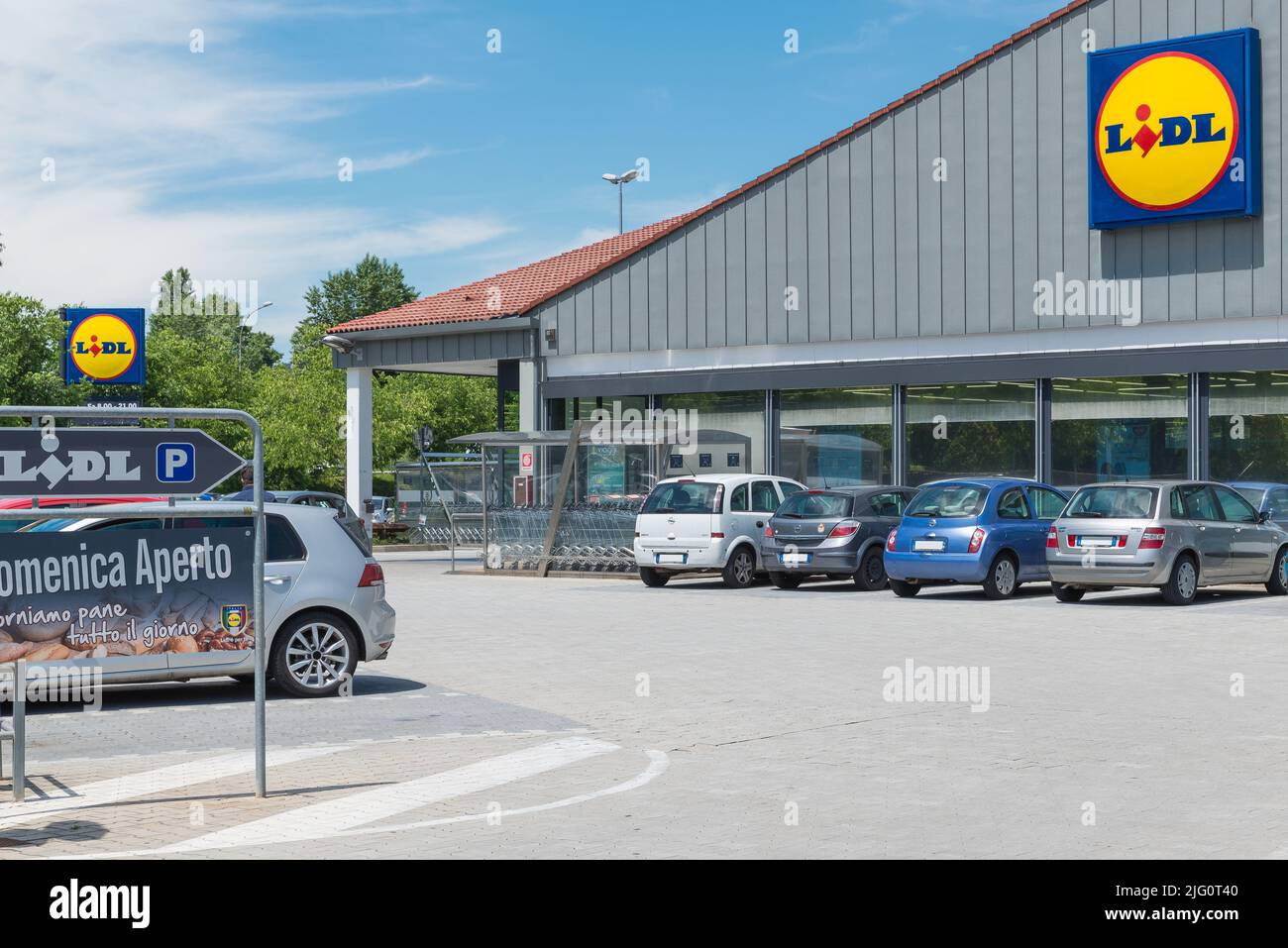 Supermercado Lidl. Lidl Stiftung & Co. KG es una cadena alemana de supermercados de descuento con más de 10.000 tiendas en Europa y Estados Unidos. Foto de stock
