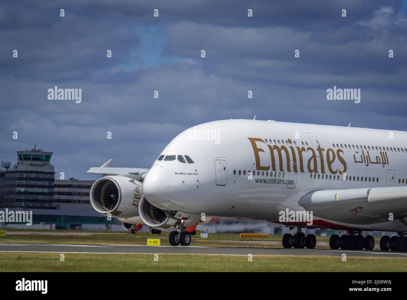 Emirates A380-800 en el aeropuerto de manchester. Foto de stock