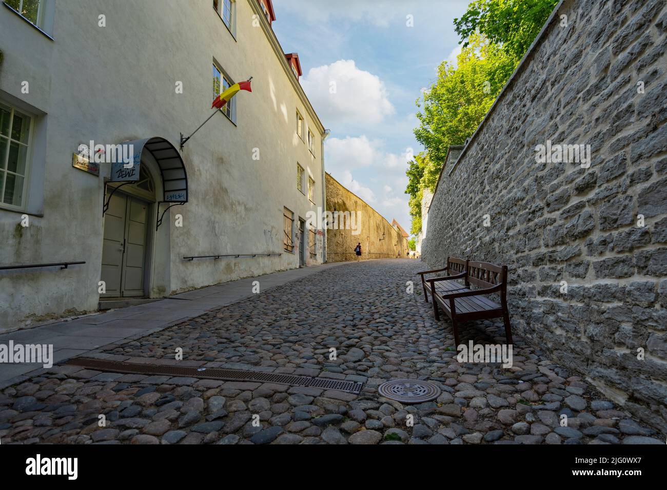 Tallin, Estonia. 2022 de julio. Vista de la carretera que sube la colina de Toompea en el casco antiguo Foto de stock