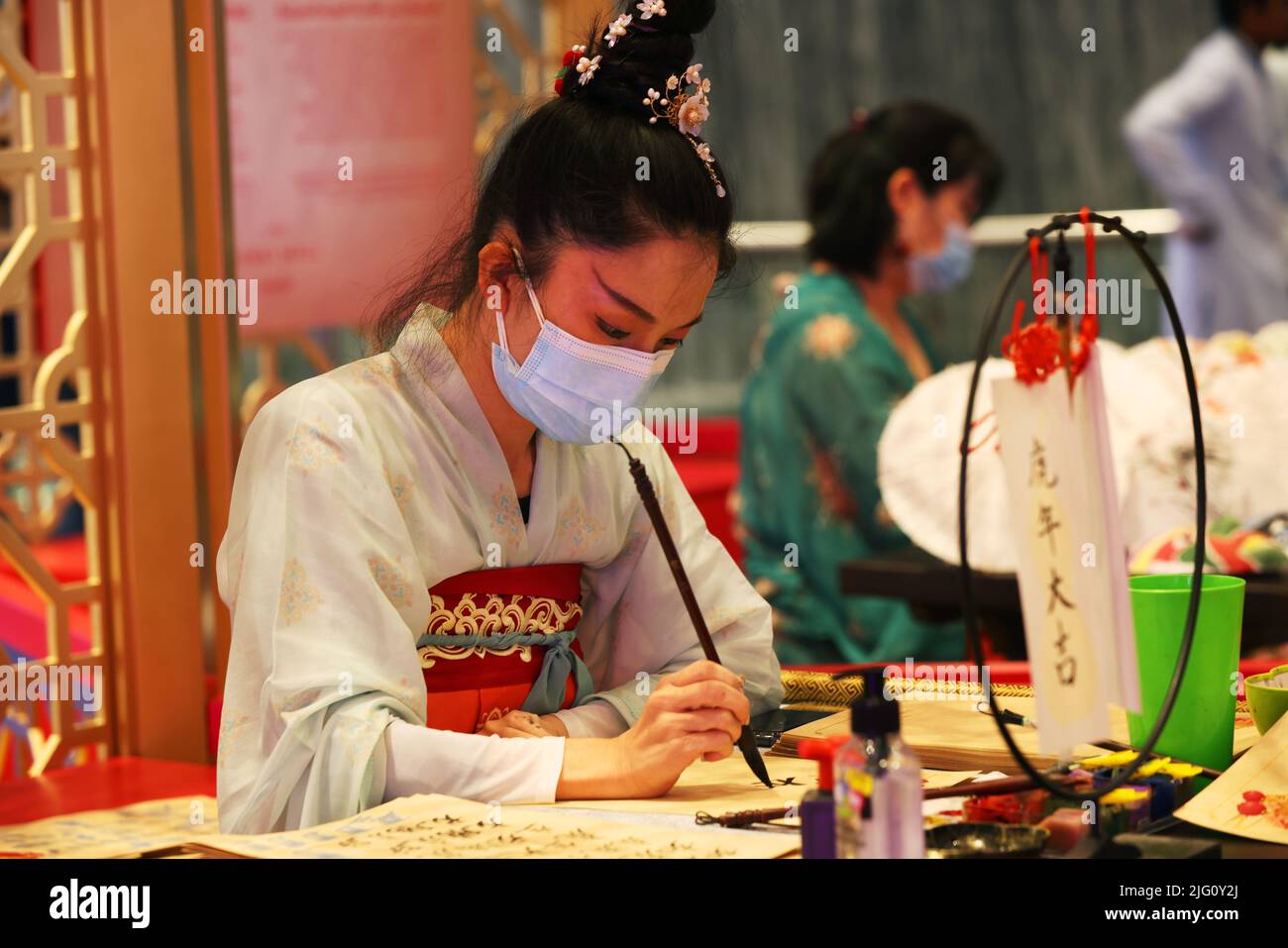 Dubai Mall, Pinsel , kalligrafie, kunst, die chinesische kalligrafie wird mit einem Schriftenpinsel durchgeführt Foto de stock