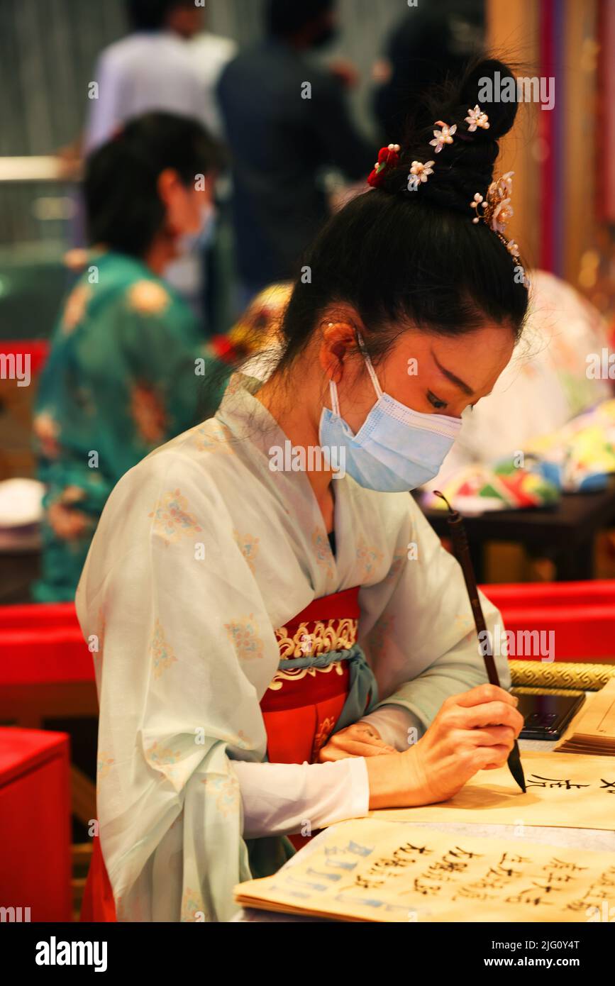 Dubai Mall, Pinsel , kalligrafie, kunst, die chinesische kalligrafie wird mit einem Schriftenpinsel durchgeführt Foto de stock