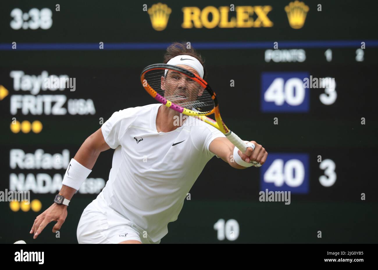 Londres, Reino Unido. 06th de julio de 2022. El español Rafael Nadal regresa en su partido de cuartos de final contra el americano Taylor Fritz el día diez de los campeonatos de Wimbledon 2022 en Londres el miércoles 06 de julio de 2022. Foto de Hugo Philpott/UPI Crédito: UPI/Alamy Live News Foto de stock