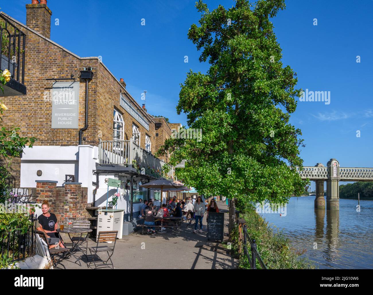 El pub City Barge en el río Támesis en Chiswick, Londres, Inglaterra, Reino Unido Foto de stock