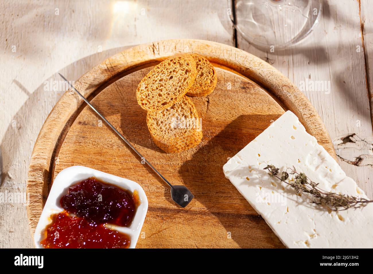 Delicioso aperitivo con tabla de mermelada de queso y hierbas de tomillo Foto de stock