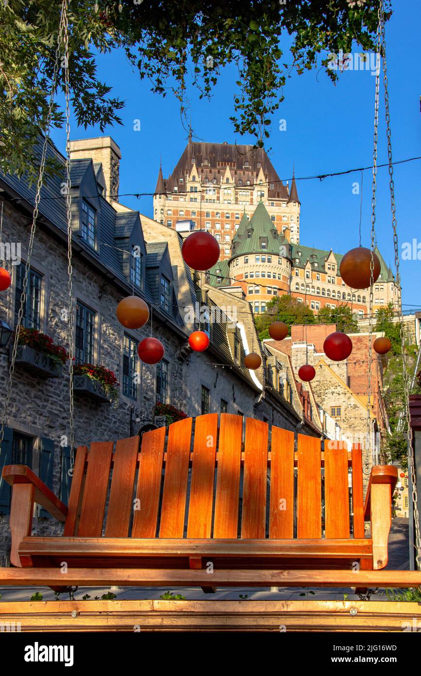 Columpio de madera en la vieja ciudad de Quebec con el Chateau Frontenac Hotel al fondo. Foto de stock