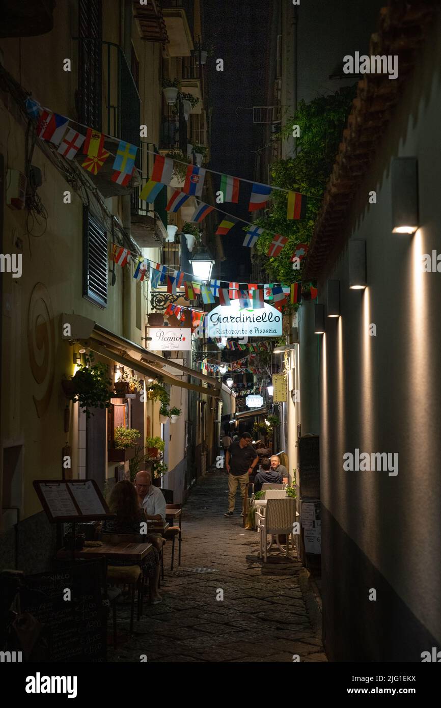 Vista nocturna de un callejón y tiendas turísticas en Sorrento (Via Santa Maria delle Grazie) Foto de stock