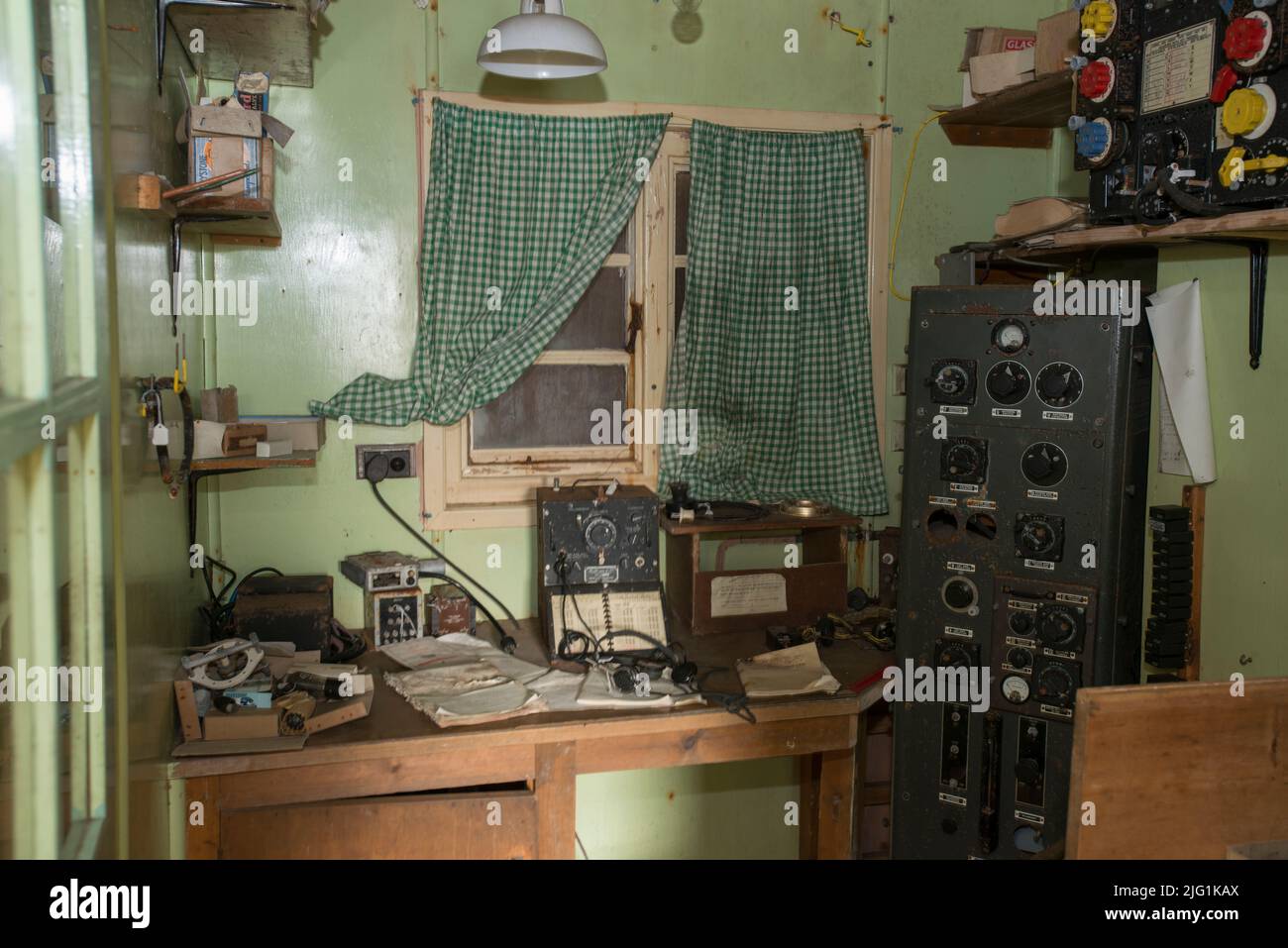 Sala de radio en la isla Detaille ( Estación W ) Sitio histórico de la cabaña británica de la Inspección Antártica en la Antártida Foto de stock