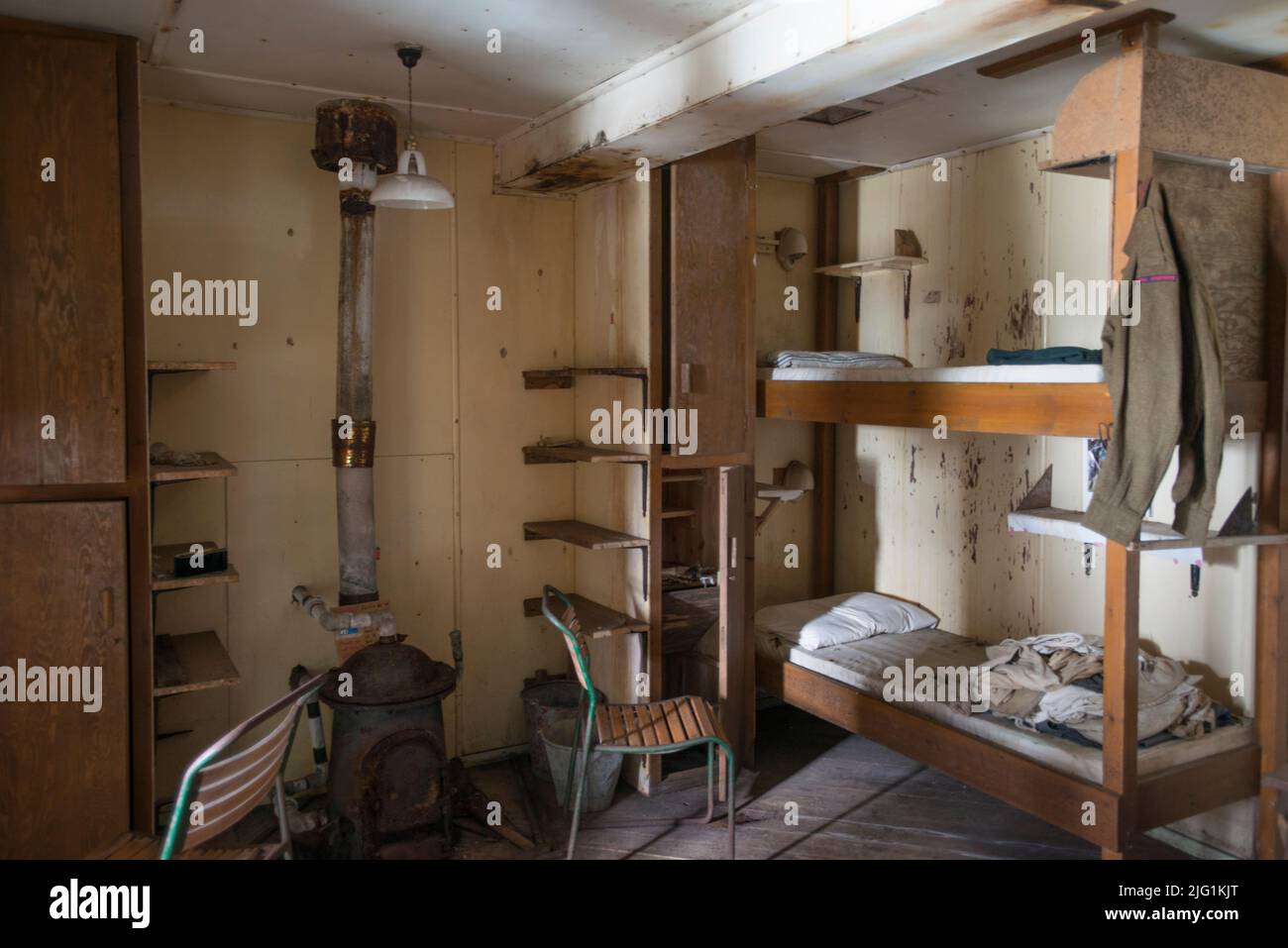 Dormitorio en la Isla Detaille ( Estación W ) Sitio histórico de la cabaña British Antarctic Survey en la Antártida Foto de stock