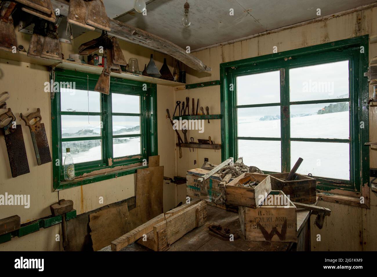 El taller en la isla Detaille ( Estación W ) Sitio histórico de la cabaña British Antarctic Survey en la Antártida Foto de stock