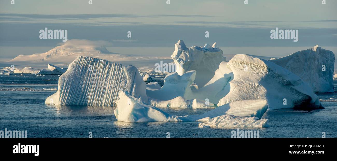 Icebergs y montañas en Crystal Sound en la Península Antártica Foto de stock