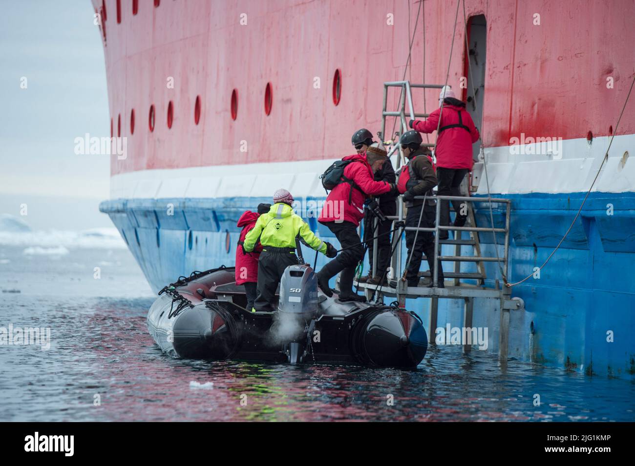 Turista regresando al crucero en Crystal Sound en la Península Antártica Foto de stock