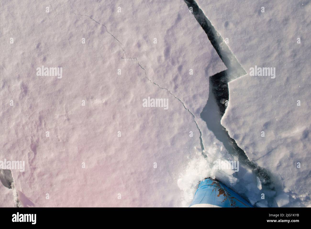 Arco del barco de la Expedición rompe a través del hielo en Crystal Sound en la Península Antártica Foto de stock