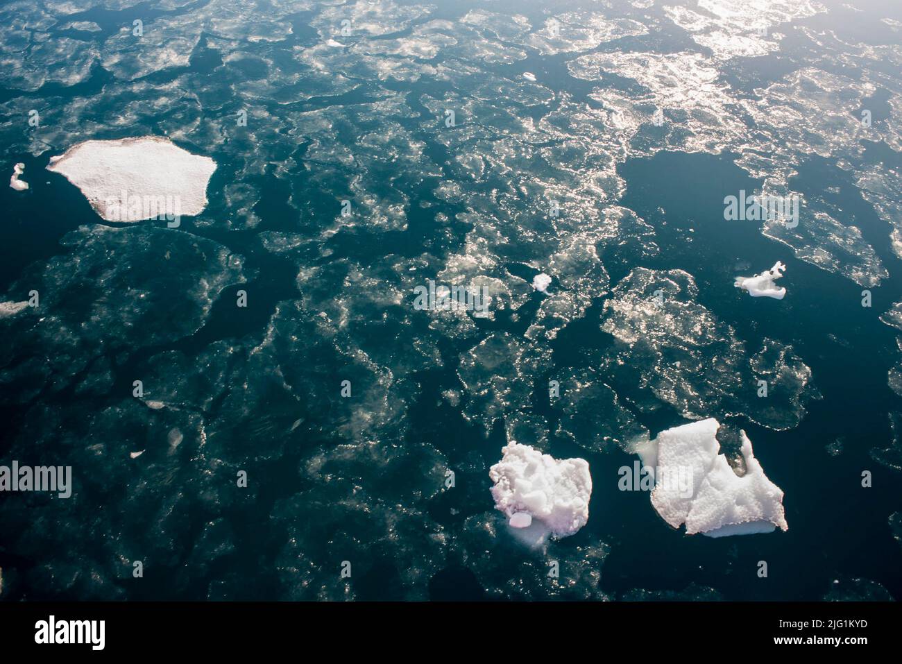 el mar comienza a congelarse en Crystal Sound en la Península Antártica Foto de stock