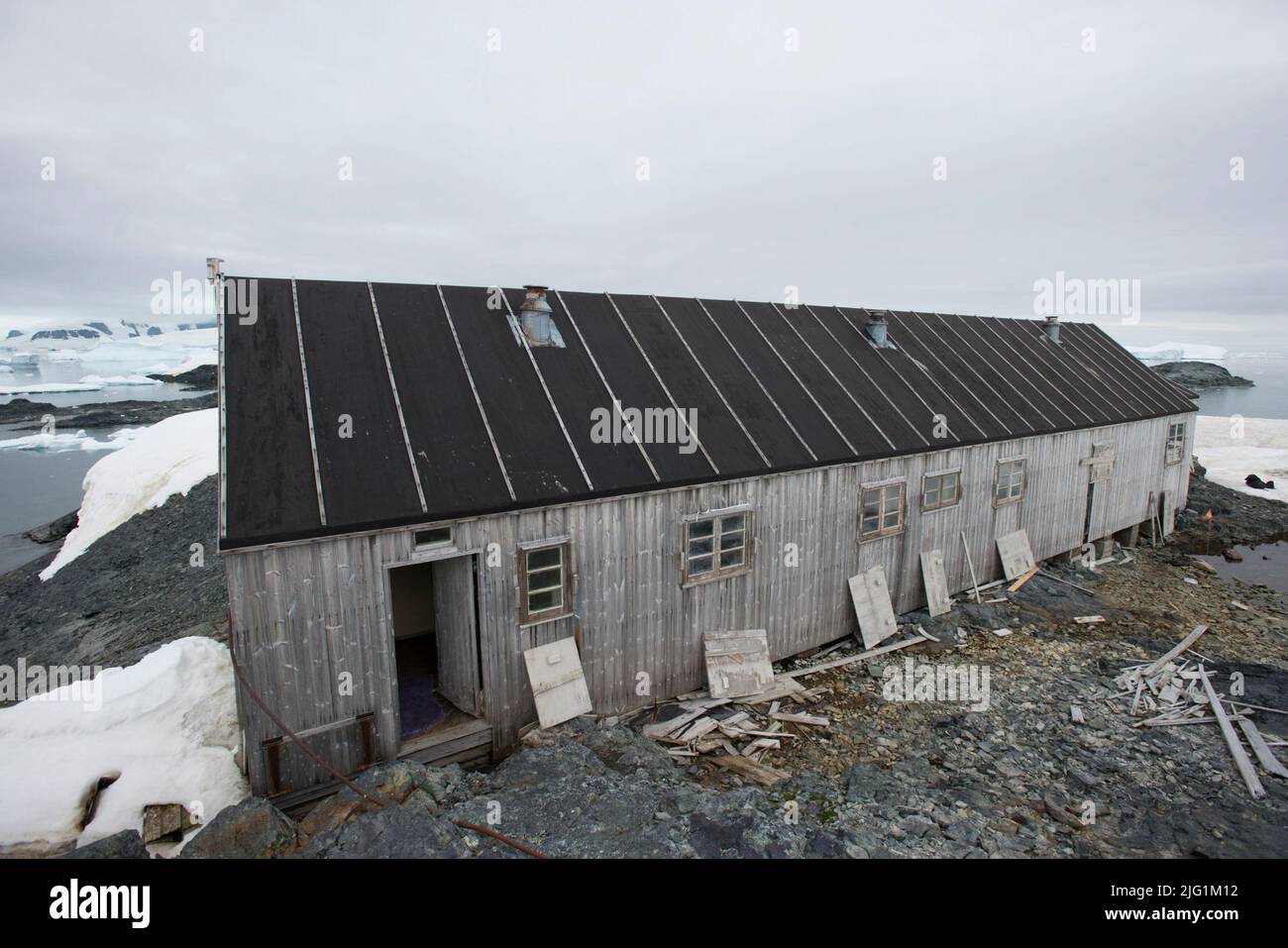 Isla Detaille ( Estación W ) Sitio histórico de cabañas antárticas de la British Antarctic Survey en la Antártida Foto de stock