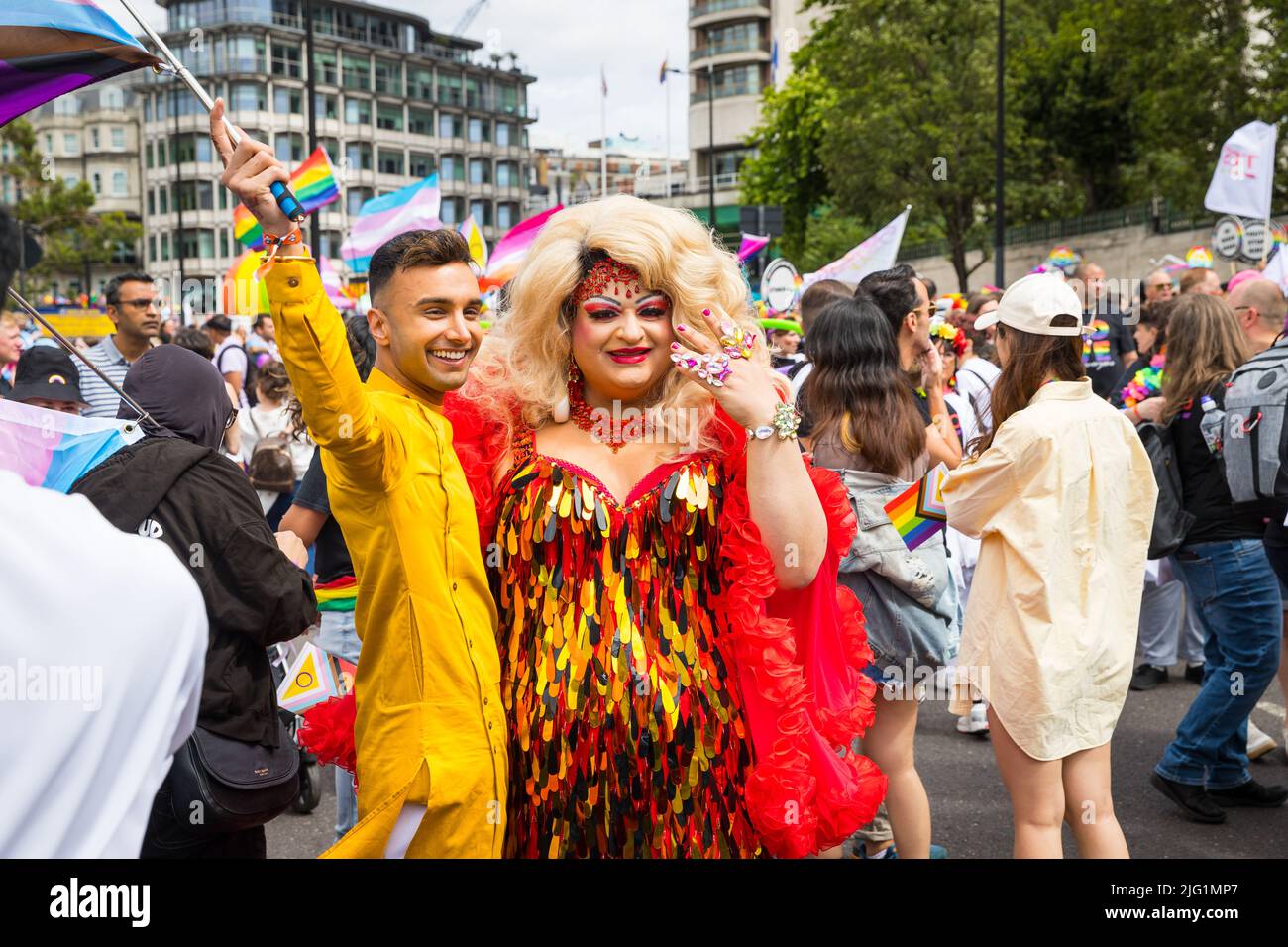 Hombre del sur de Asia y arrastre la reina en el desfile Pride en Londres Foto de stock