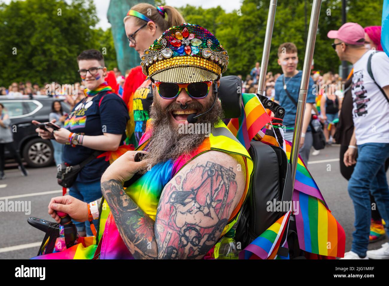 Sonriendo hombre discapacitado vestido en Pride en Londres Foto de stock